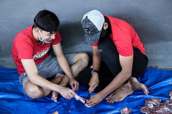 Skuad Bali United berbagi hewan kurban pada Hari Raya Idul Adha 1441 Hijriah, Jumat (31/7/2020).