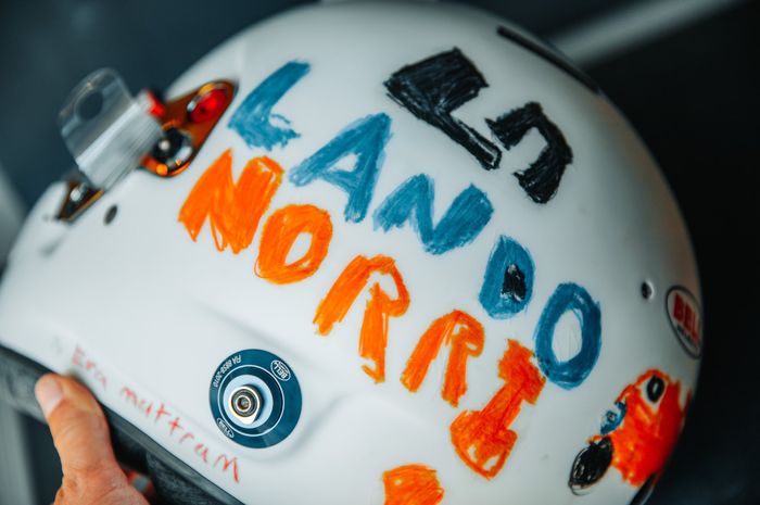 Helm khusus yang akan dipakai pembalap McLaren, Lando Norris, pada seri balap Formula 1 GP Inggris 2020 di Sirkuit Silverstone.