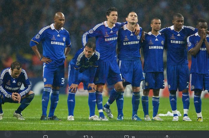 Para pemain Chelsea menanti kesempatan menendang penalti pada laga final Liga Champions 2007-2008 melawan Manchester United.