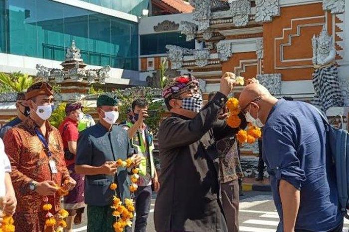 4 000 Orang Tiba di  Bali  Saat Hari Pertama Dibuka  untuk 