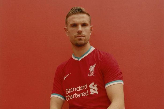 Kapten Liverpool, Jordan Henderson,  dengan jersey baru Liverpool untuk musim 2020/2021 yang diproduksi oleh Nike.