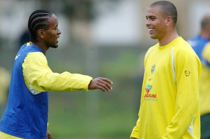 Ze Roberto dan Ronaldo Luiz Nazario saat sama-sama memperkuat timnas Brasil.