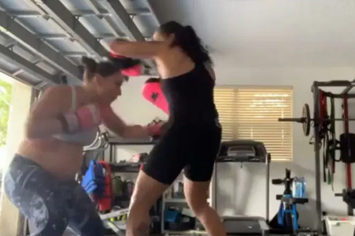 Petarung UFC, Nina Ansaroff (kiri) tengah memukul partnernya Amanda Nunes (kanan) saat berlatih bersama.
