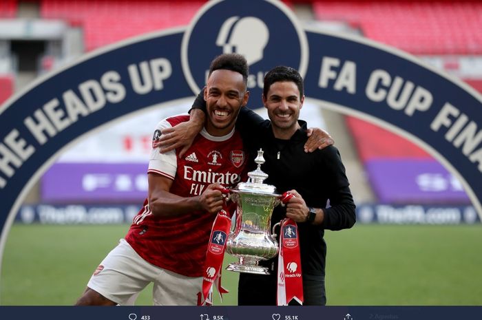 Penyerang Arsenal, Pierre-Emerick Aubameyang, berpose bersama pelatihnya, Mikel Arteta, dengan mengangkat trofi Piala FA.