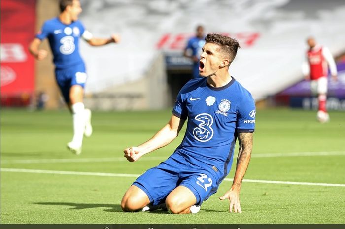 Pemain Chelsea, Christian Pulisic, mencetak gol ke gawang Arsenal dalam final Piala FA di Stadion Wembley, Sabtu (1/8/2020).