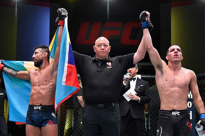 Chris Gutierrez (kiri) dan Cody Durden (kanan) saat prosesi decision pada UFC Fight Night 173, Minggu (2/8/2020).