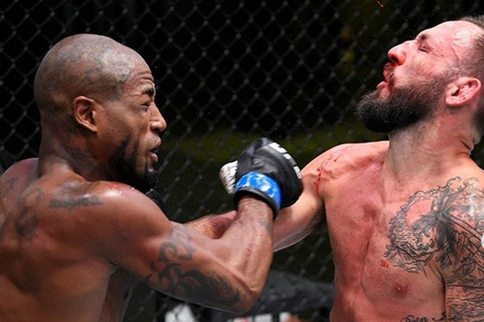 Bobby Green (kiri) melepaskan pukulan ke arah wajah Lando Vannata (kiri) pada UFC Fight Night 173 Minggu (2/8/2020). 