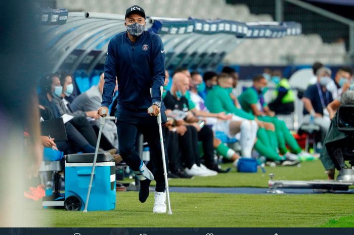 Penyerang Paris Saint-Germain, Kylian Mbappe, mengenakan kruk setelah mengalami cedera engkel  pada laga final Piala Prancis.