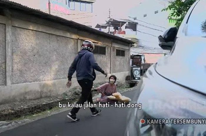 Sarwendah tersungkur di aspal setelah diserempet pengendara motor