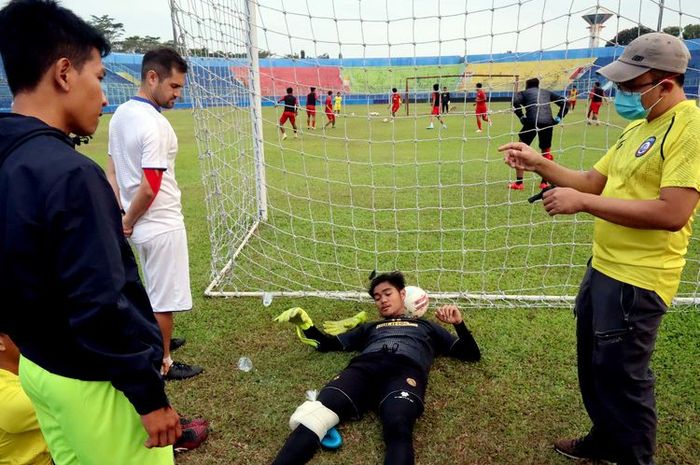Kiper Arema FC Kartika Ajie mengalami cidera saat latihan perdana guna persiapan lanjutan Kompetisi Liga 1 2020 di Stadion Kanjuruhan Kabupanten Malang, Jawa Timur, Senin (03/08/2020) sore.