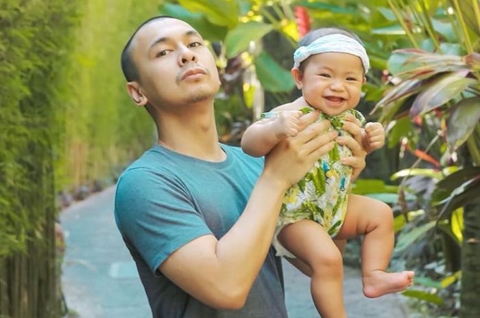 Diprotes Netizen Gegara Tak Pakaikan Masker untuk Anaknya, Raditya Dika