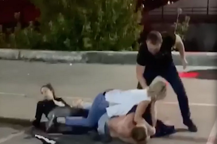 Pasangan petarung MMA, tengah terlibat kerusuhan di Barnual, Siberia, Rusia (27/7/2020) waktu setempat.