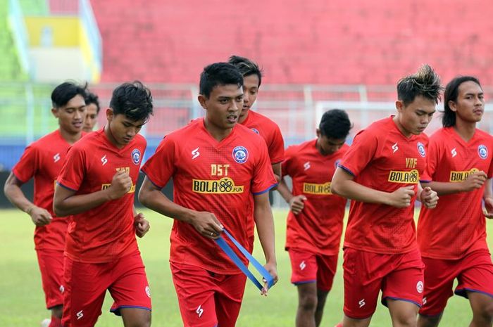 Terlihat sponsor anyar Arema FC yang merupakan situs berita sepak bola sekaligus situs judi.