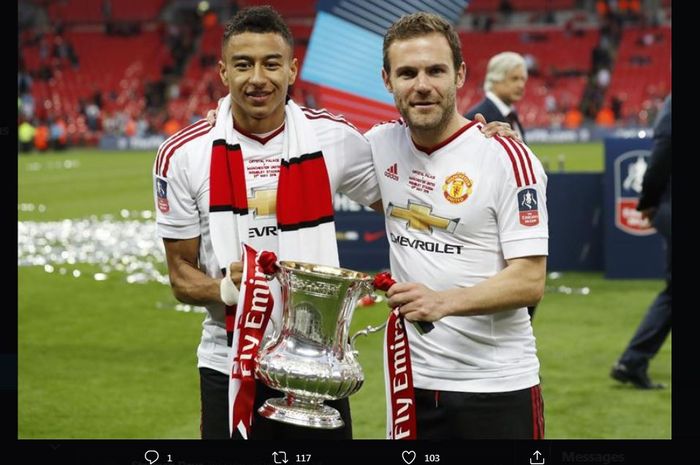 Juan Mata dan Jesse Lingard berpose dengan trofi Piala FA yang dimenangkan Manchester United.