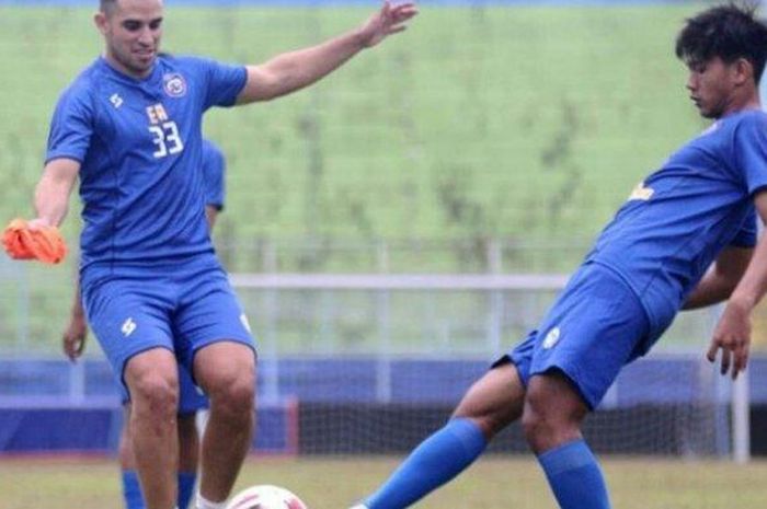 Elias Alderete saat berlatih dengan skuad Arema FC