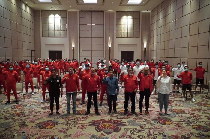 Ketua Umum PSSI, Mochamad Iriawan, berfoto bersama seluruh pemain timnas Indonesia dan timnas U-19 Indonesia di Hotel Fairmont, Jakarta, Kamis (6/8/2020).