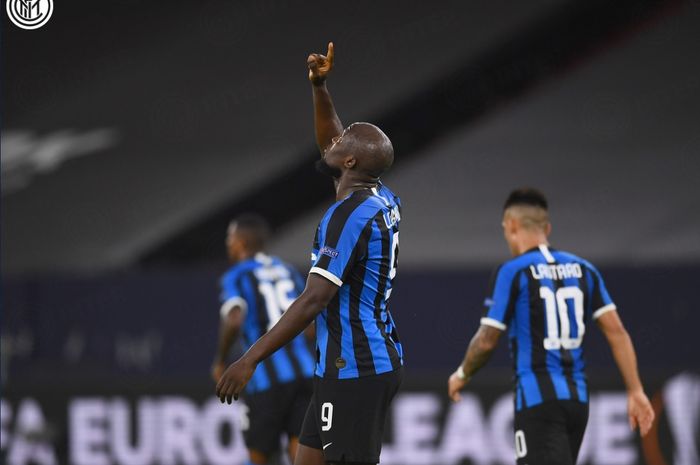 Penyerang Inter Milan, Romelu Lukaku, melakukan selebrasi usai mencetak gol ke gawang Getafe pada laga babak 16 besar Liga Europa.