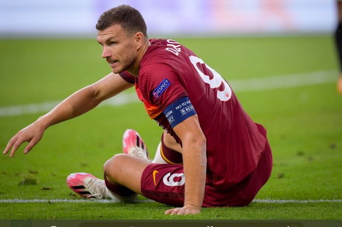 Striker Edin Dzeko sangat kecewa pada penampilan AS Roma saat kalah 0-2 dari Sevilla di babak 16 besar Liga Europa, Kamis (6/8/2020) di Duisburg.