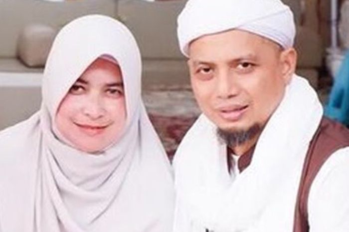 Rela Dimadu Sang Suami Selama 9 Tahun, Terungkap Istri Pertama Ustaz
