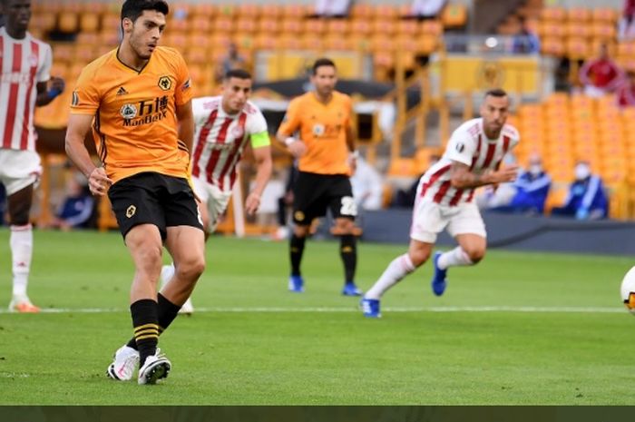 Penyerang Wolves, Raul Jimenez, mencetak gol ke gawang Olympiacos dalam laga leg kedua Liga Europa, Jumat (7/8/2020) dini hari WIB.