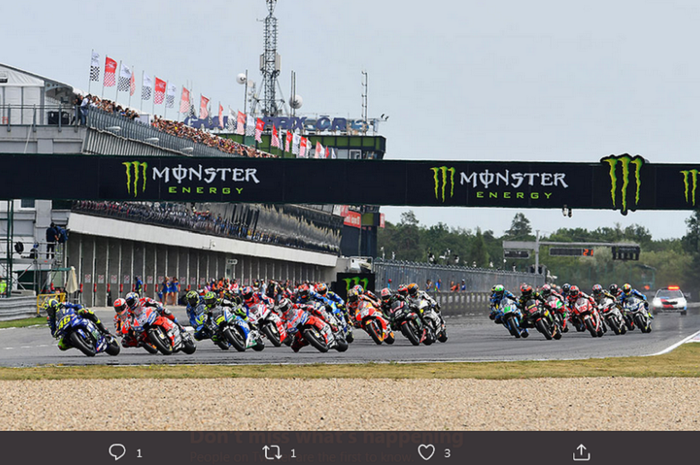 Para pembalap MotoGP saat melintasi sirkuit Brno pada sesi latihan bebas MotoGP Republik Ceska 2020.