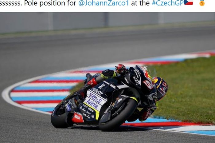 Pembalap Reale Avintia, Johann Zarco, merebut pole position pada seri balap MotoGP Republik Ceska yang berlangsung di Sirkuit Brno, Republik Ceska, 8 Agustus 2020.