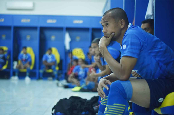 Kapten Persib Bandung, Supardi Nasir, di ruang ganti tim saat latihan perdana di Stadion GBLA (10/8/2020).