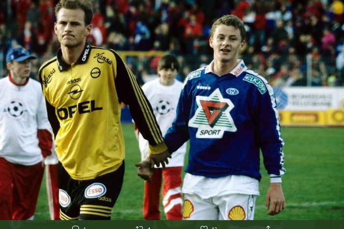 Momen ketika Stale Solbakken dan Ole Gunnar Solskjaer masih aktif bermain dengan Solbakken membela Lillestr&oslash;m sedangkan Solskjaer membela Molde.