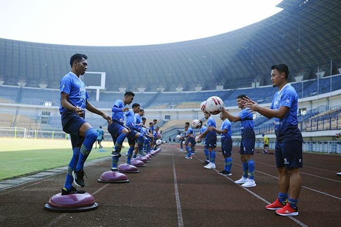 Para Pemain Persib bandung melakukan peregangan dengan bola pada latihan di Stadion Gelora Bandung Lautan Api (GBLA), Gede Bage, Kota Bandung, Senin (10/8/2020).