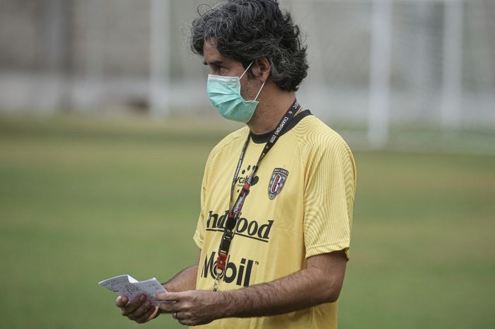 Pelatih Bali United, Stefano Cugurra, saat melatih timnya di Stadion Gelora Tri Sakti, Legian, Senin (10/8/2020).