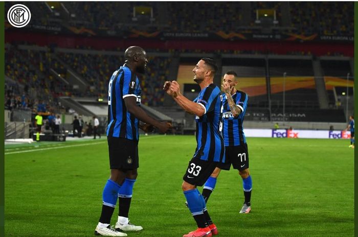 Romelu Lukaku merayakan gol bersama Danilo DAmbrosio dan Marcelo Brozovic dalam duel Liga Europa antara Inter Milan vs Bayer Leverkusen di Duesseldorf Arena, 10 Agustus 2020.