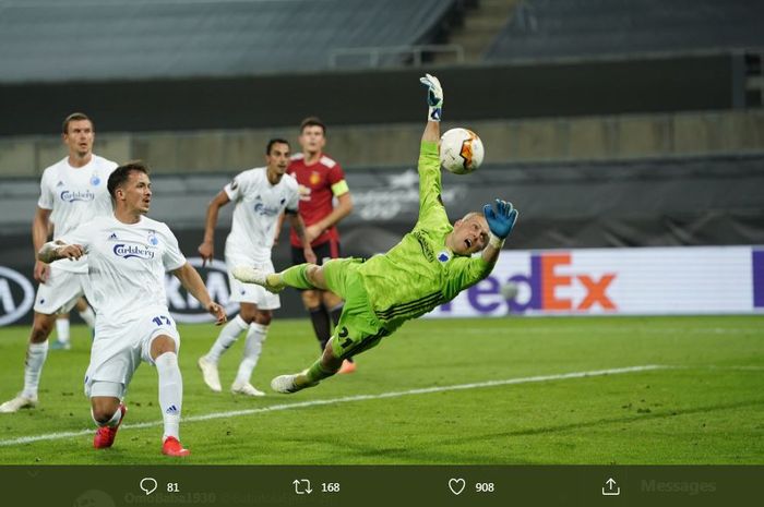 Penyelamatan brilian kiper Kobenhavn, Karl-Johan Johnsson terhadap peluang bagus Manchester United dalam partai Liga Europa, 10 Agustus 2020.