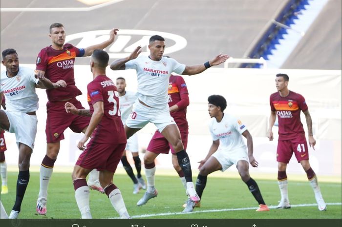 Momen duel antara Sevilla dan AS Roma pada babak 8 besar Liga Europa.
