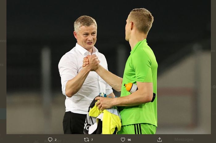 Pelatih Manchester United, Ole Gunnar Solskjaer, bersalaman dengan kiper Kobenhavn, Karl-Johan Johnsson.