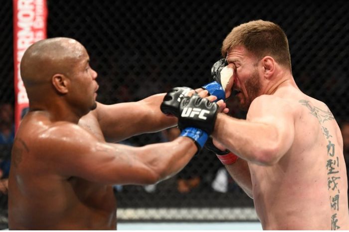 Insiden mata Stipe Miocic tercolok Daniel Cormier.