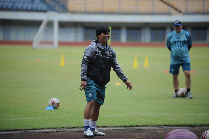 Pelatih fisik Persib Bandung, Yaya Sunarya pada saat sesi latihan di Stadion Gelora Bandung Lautan Api, Kamis (13/8/2020).
