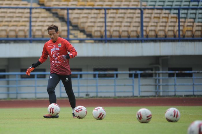 Penjaga gawang Persib Bandung, I Made Wirawan saat mengikuti sesi latihan di Stadion Gelora Bandung Lautan Api, Kamis (18/8/2020).