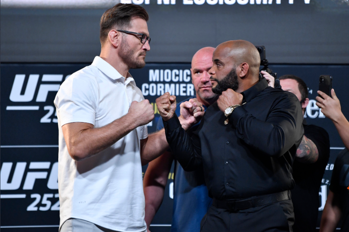 Pertarungan Stipe Miocic vs Daniel Cormier pada ajang UFC 25  Stipe Miocic dan Daniel Cormier ketika melakukan stare down jelang UFC 252, Jumat (15/8/2020). Keduanya akan bertarung untuk merebutkan sabuk juara kelas berat UFC.