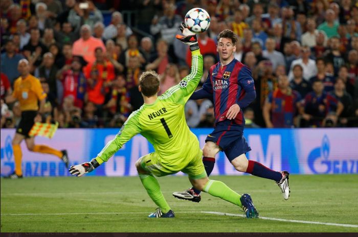 Momen Lionel Messi mencetak gol ke gawang Bayern Muenchen  yang dikawal Manuel Neuer pada gelaran semifinal Liga Champions musim 2014-2015 pada laga leg pertama di Camp Nou.