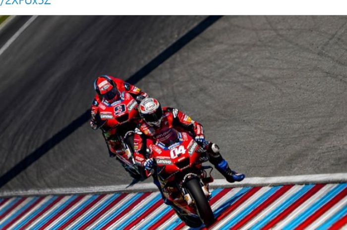 Aksi dua pembalap Ducati, Andrea Dovizioso (kanan) dan Danilo Petrucci (kiri) pada seri balap MotoGP Republik Ceska di Sirkuit Brno, Republik Ceska, 9 Agustus 2020.