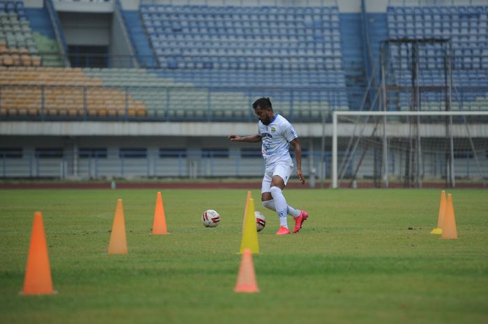 Zulham Zamrun saat melakukan sesi latihan pasca kompetisi diberhentikan selama beberapa bulan.