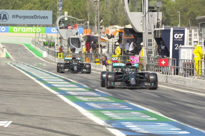 Duo Mercedes, Valtteri Bottas (depan) dan Lewis Hamilton (belakang) saat menjalani sesi kualifikasi F1 GP Spanyol 2020, Sabtu (15/8/2020).
