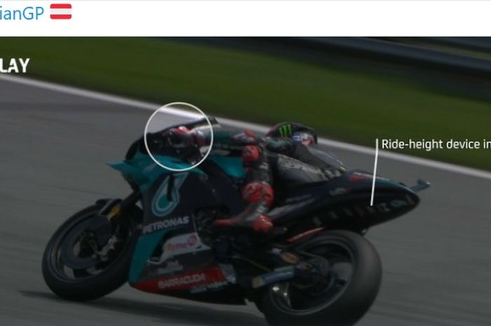 Cuplikan momen pembalap Petronas Yamaha SRT, Fabio Quartararo, menggunakan ride-height device. Terlihat posisi jok motor menjadi lebih dekat dengan ban belakang.