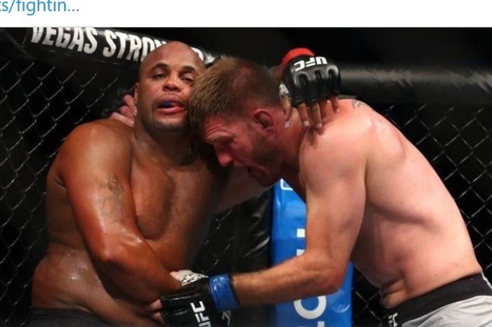 Aksi Daniel Cormier (kiri) dan Stipe Miocic  ketika bertanding pada UFC 241 yang berlangsung di Anaheim, California, Amerika Serikat, 17 Agustus 2019.