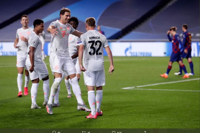 Para pemain Bayern Muenchen turut meyambut Joshua Kimmich usai menjebol gawang Barcelona pada laga perempat final Liga Champions di Estadio Da Luz, Jumat (14/8/2020).