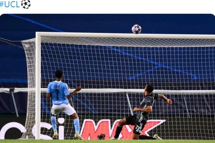 Penyerang Manchester City, Raheem Sterling, membuang peluang dalam laga perempat final Liga Champions melawan Olympique Lyon di Stadion Jose Alvalade, Sabtu (15/8/2020).