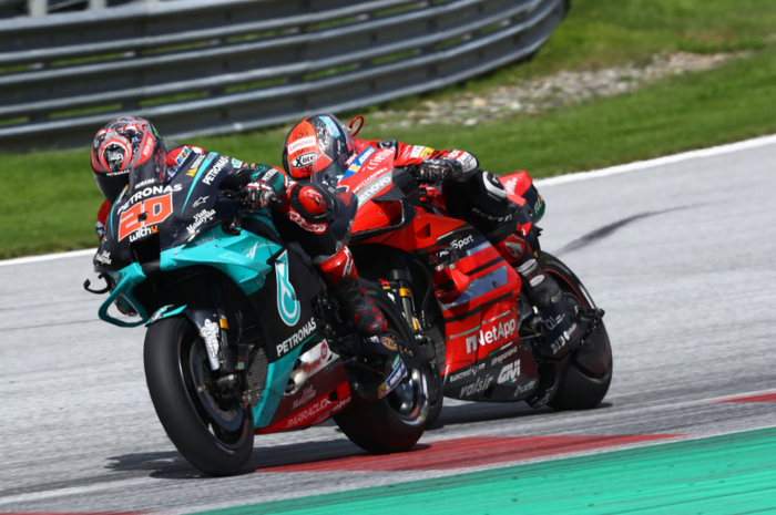 Saat Fabio Quartararo (kiri) dan Andrea Dovizioso (kanan) bersaing dalam balapan MotoGP 2020.