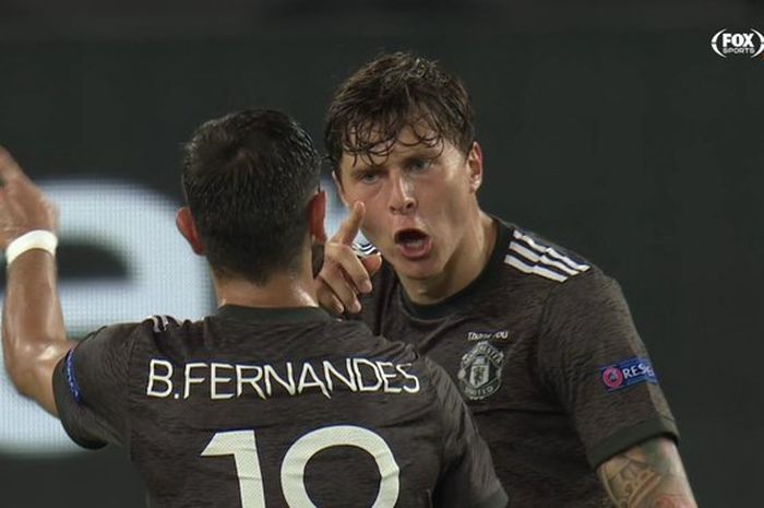 Dua pemain Manchester United, Bruno Fernandes dan Victor Lindelof, berkelahi dalam laga semifinal Liga Europa kontra Sevilla di Stadion Koeln, Minggu (16/8/2020).