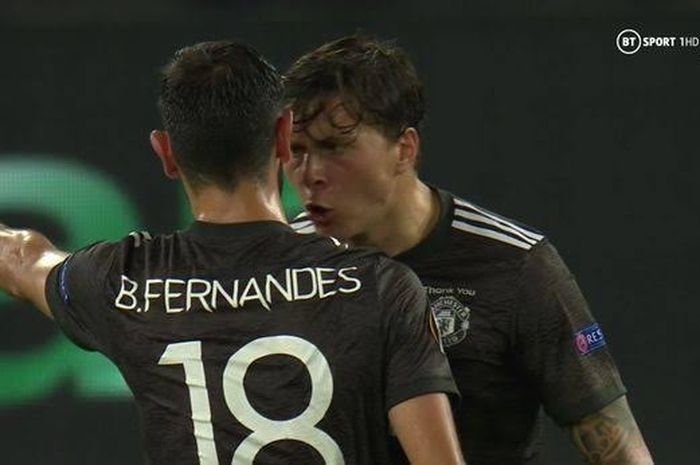 Dua pemain Manchester United, Bruno Fernandes dan Victor Lindelof, berkelahi dalam laga semifinal Liga Europa kontra Sevilla di Stadion Koeln, Minggu (16/8/2020).