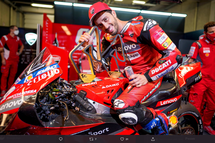 Pembalap Ducati, Andrea Dovizioso, berpose dengan trofi kemenangan dari seri balap MotoGP Austria 2020.
